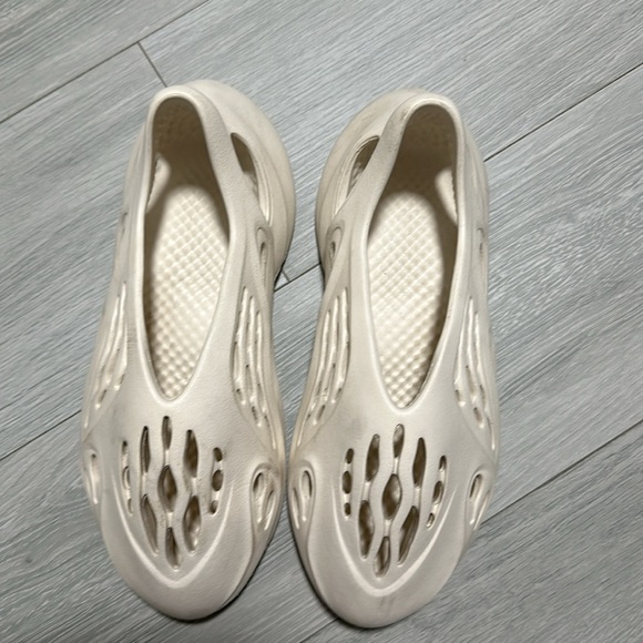 2021 Yeezy Foam Runner Sand - Picture 3 of 6